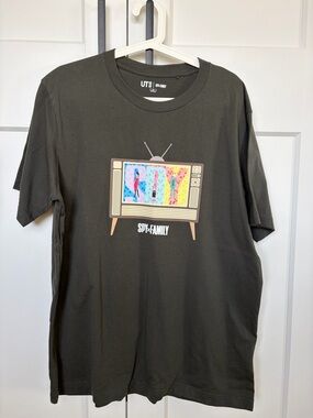 Uniqlo UT SPY×FAMILY Graphic Tee - Olive Green with Multi-Color Print